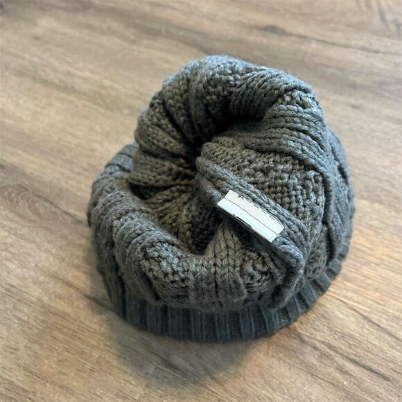 The North Face Women's Gray Cable Knit Beanie with Faux Fur Pom EUC - Picture 2 of 5